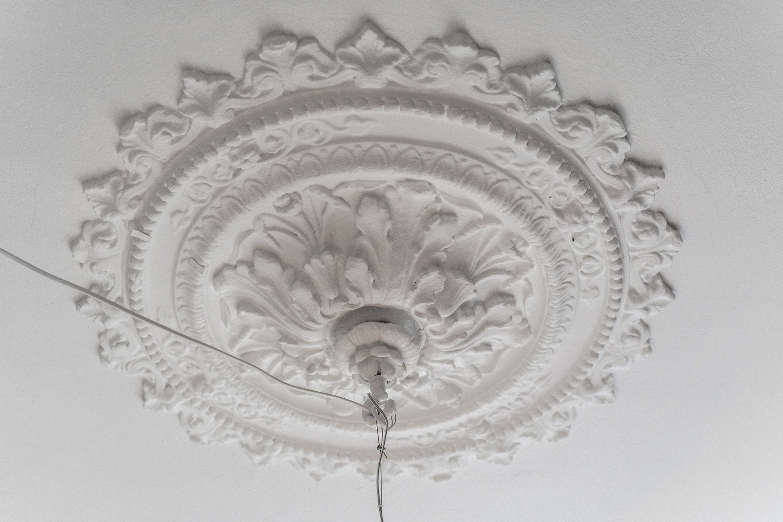 Leiligheten byr på klassiske detaljer som stukkatur og rosett i taket. Galleribilde