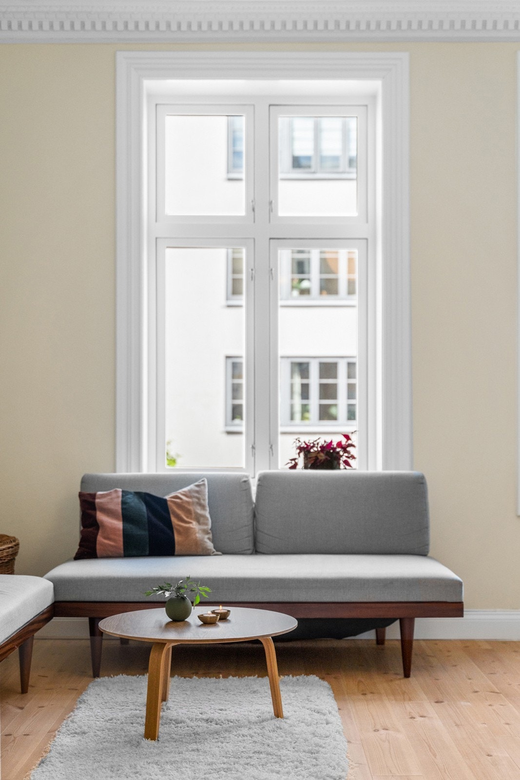 Stuen har store vindusflater som slipper inn rikelig mengder med naturlig lys inn i rommet. Galleribilde