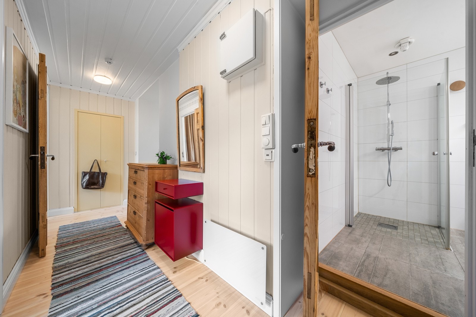 Velkommen inn! Lys og innbydende entré som gir boligen et godt førsteinntrykk. Galleribilde