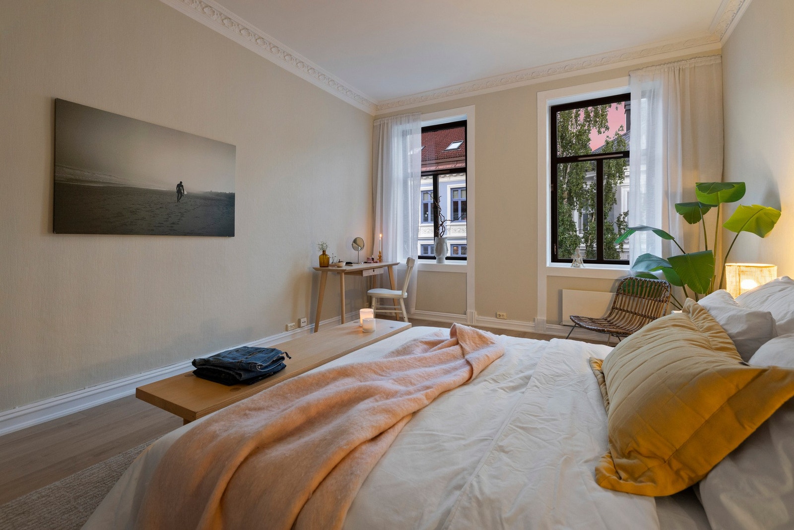 Gjennomgående i leiligheten er de store vindusflatene som bidrar til rikelig med naturlig lys. Galleribilde