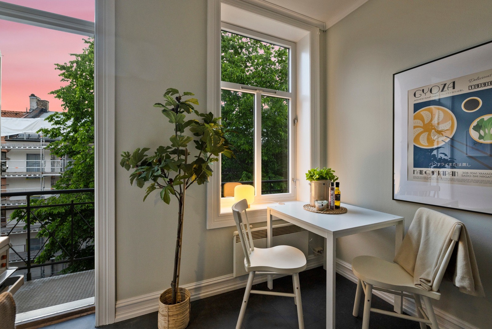 På kjøkkenet har du plass til frokost bord Galleribilde