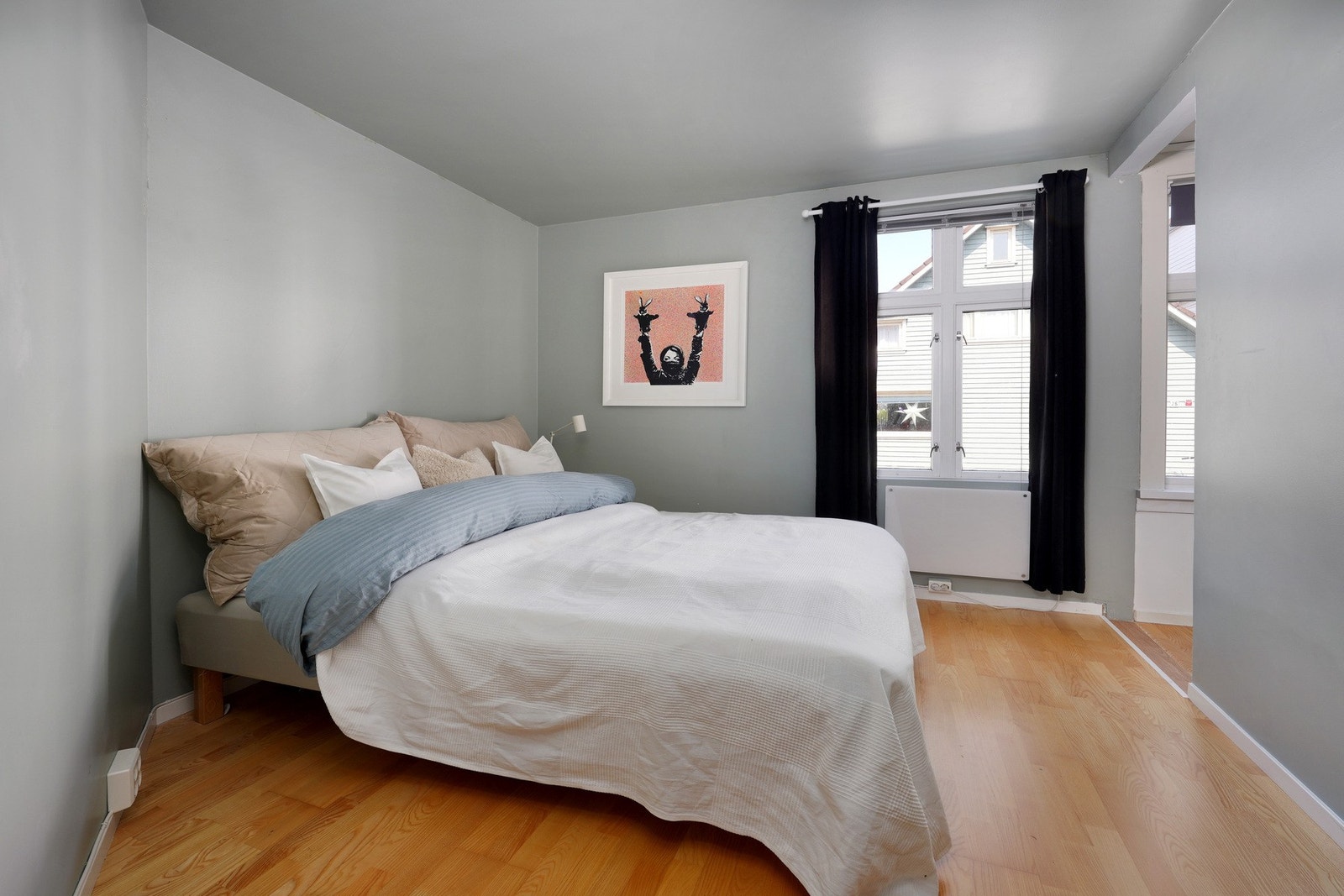 Soverom i 1. etg - her er det også et eget walk in closet som kan sees til høyre i bildet. Galleribilde