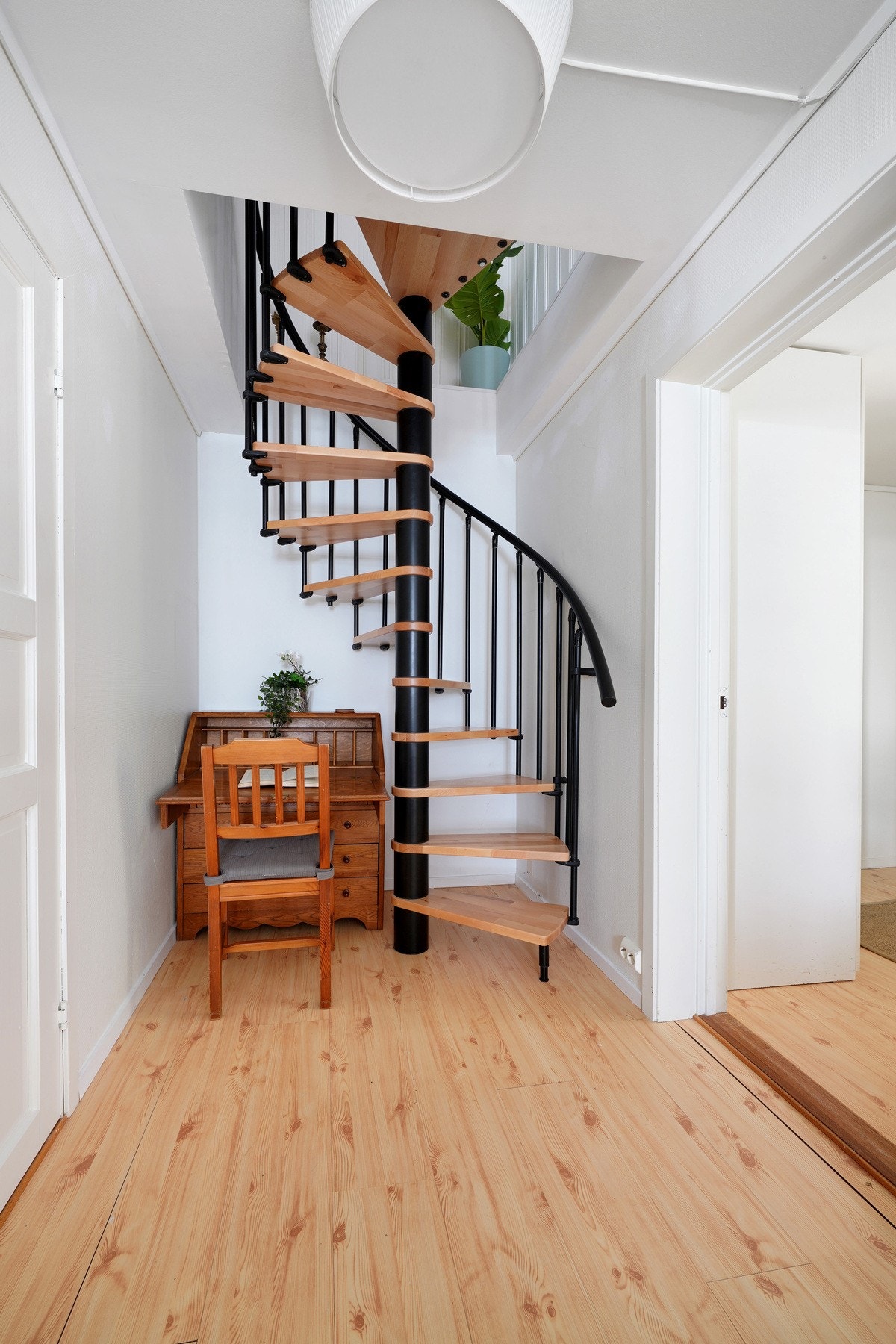 Her er vi nede i gangen i kjelleren. Galleribilde