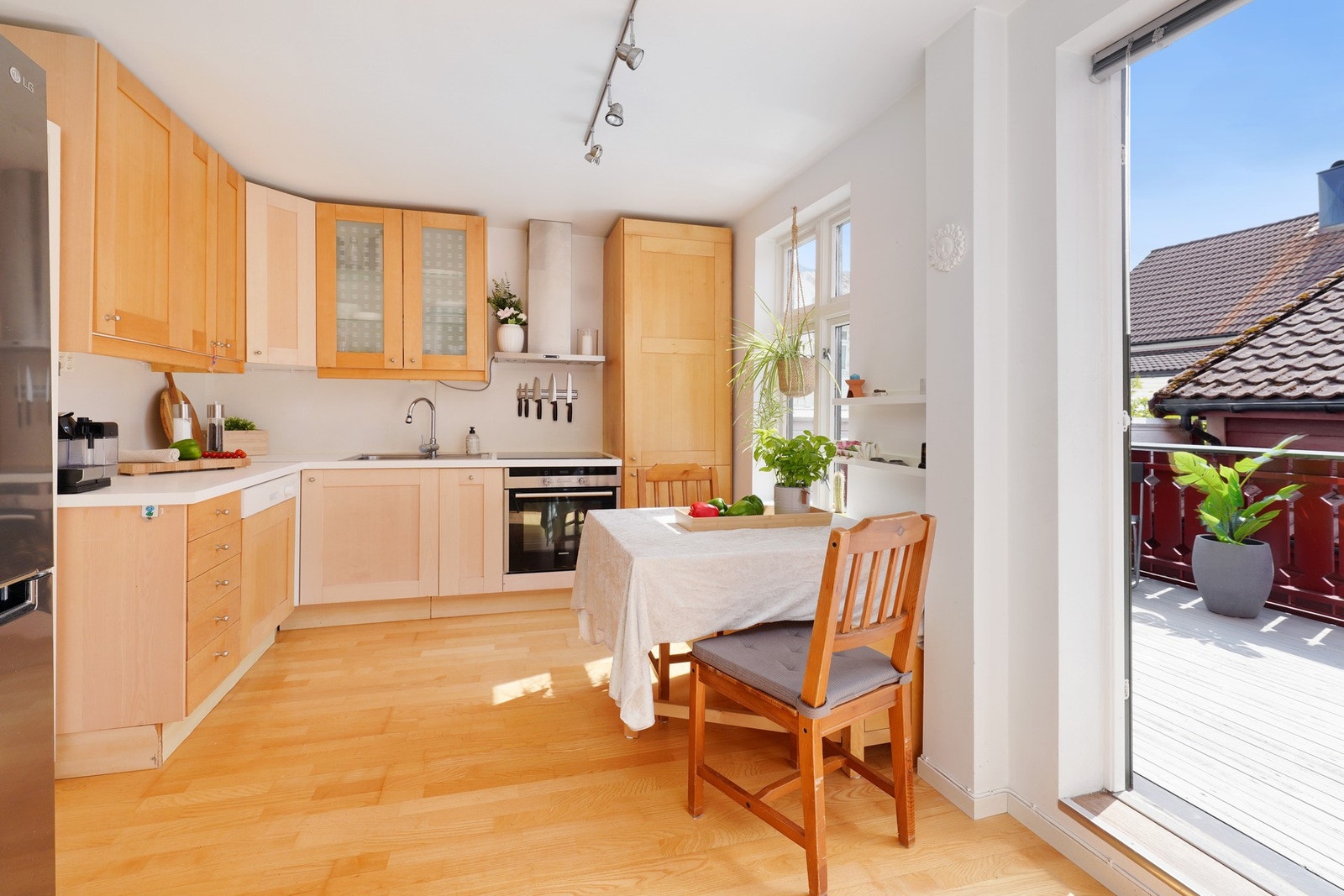 Kjøkken med utgang til sørvendt balkong. Galleribilde