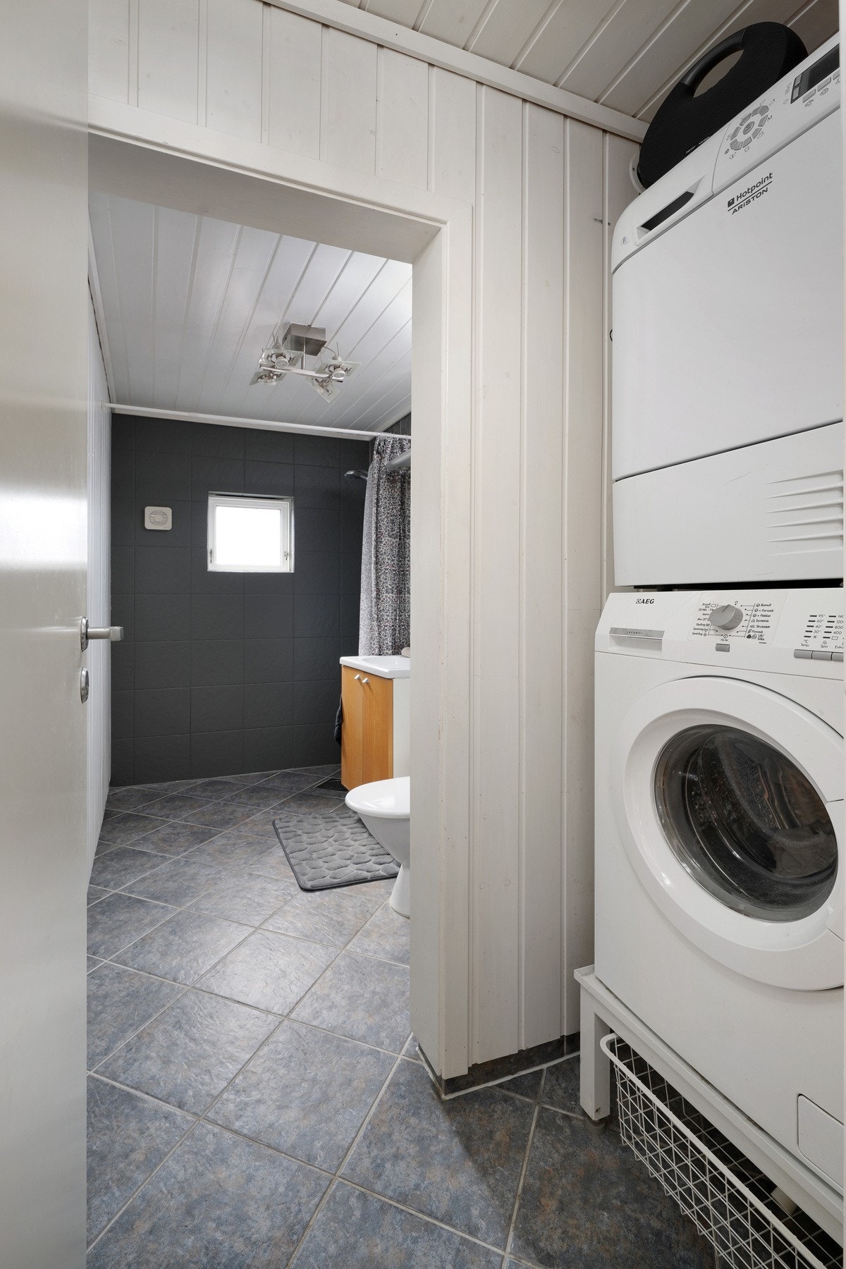 Bad i 1. etg. Flislagt og med plass til vaskemaskin og tørketrommel. Galleribilde