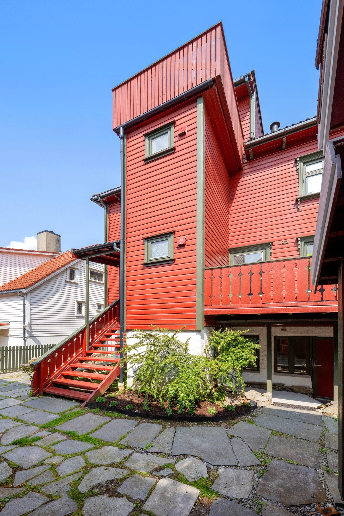 Terrassen oppleves som privat og skjermet. Det er fin sol i bakgården på dag og kveldstid om sommeren. Galleribilde