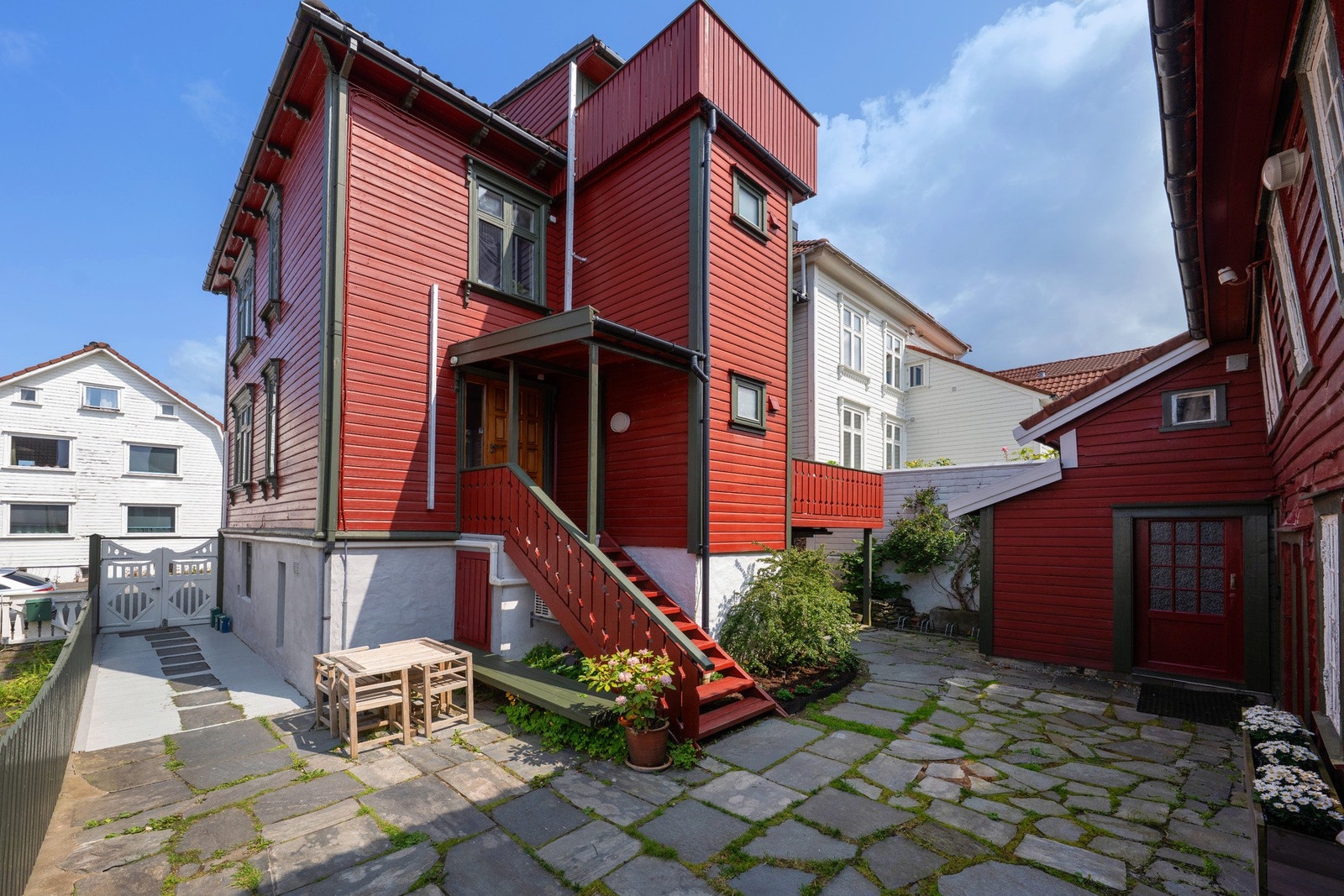 Veldig koselig felles bakgård. Hovedinngang til leiligheten er døren midt i bildet, kjelleren har inngang under terrassen. Galleribilde