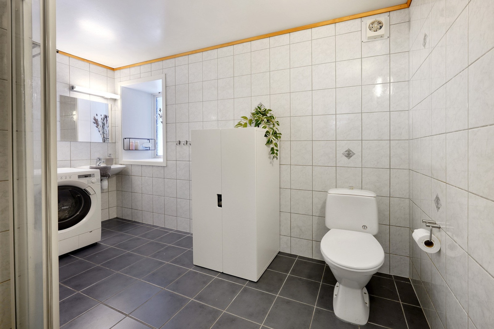 Helfliset bad med varmekabler - opplegg for vaskemaskin. Galleribilde