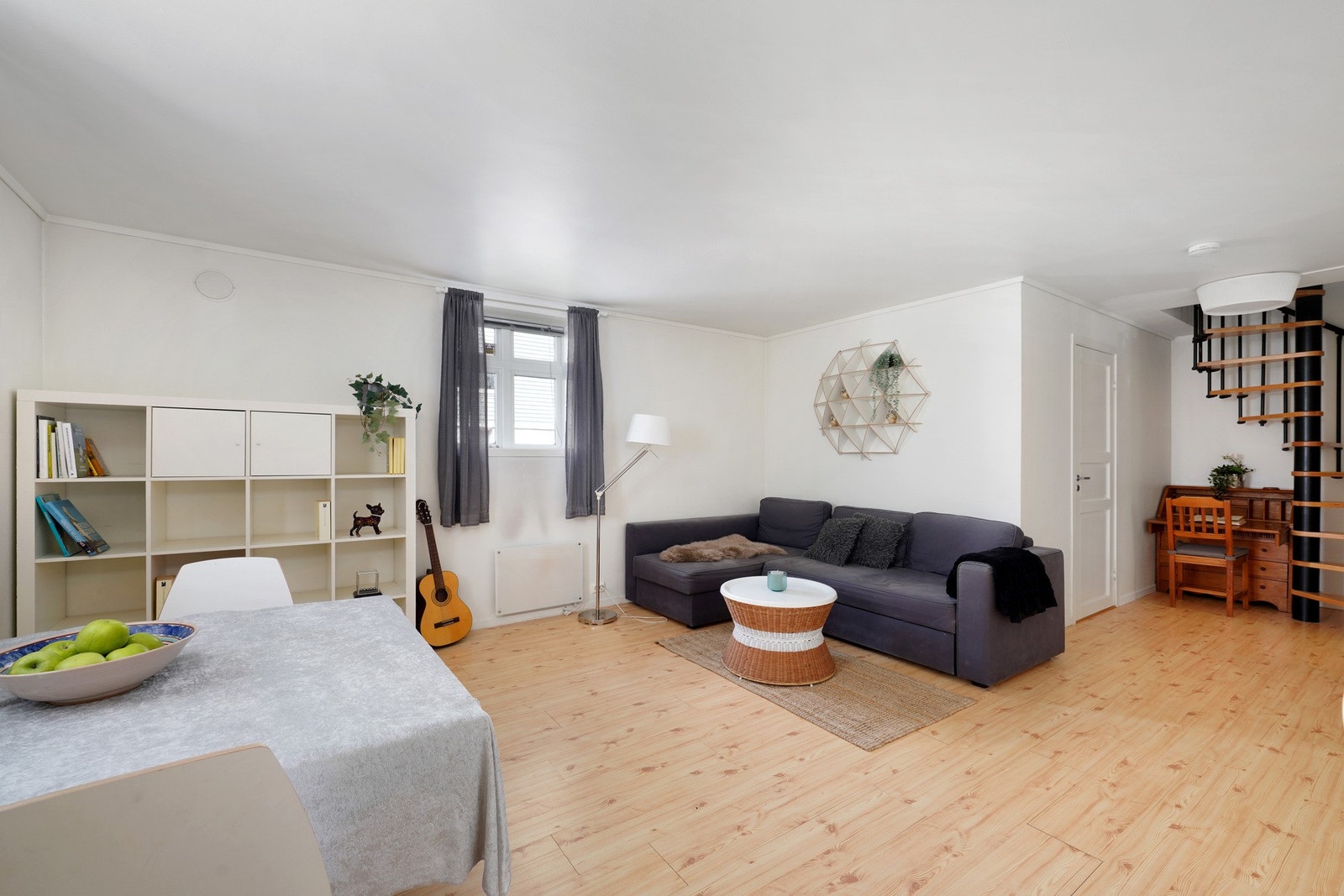 Stort, åpent rom i kjelleren. Det er egen inngang til kjelleren fra bakgården. Galleribilde