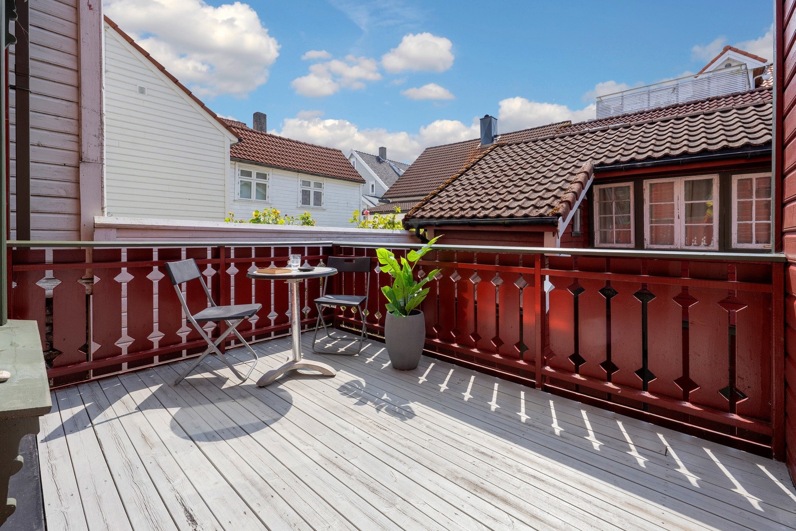 Leiligheten har en nydelig terrasse med utgang fra kjøkkenet. Terrassen er sørvendt. Galleribilde