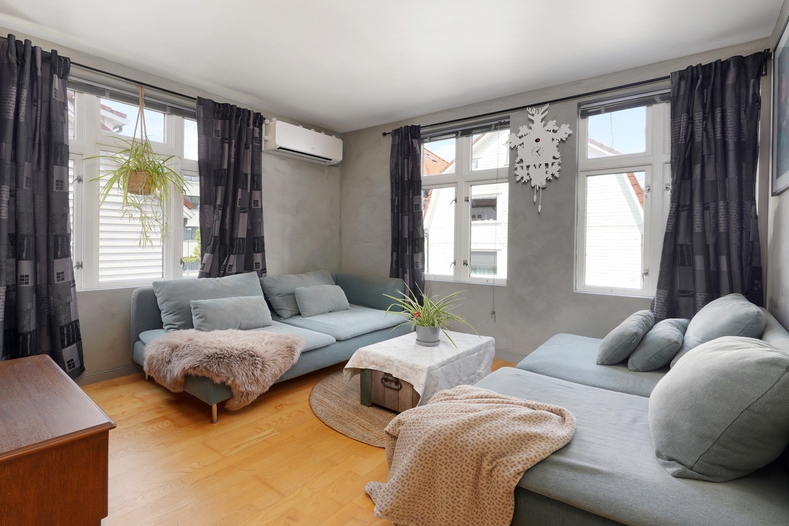 Koselig stue med parkett og varmepumpe. Galleribilde