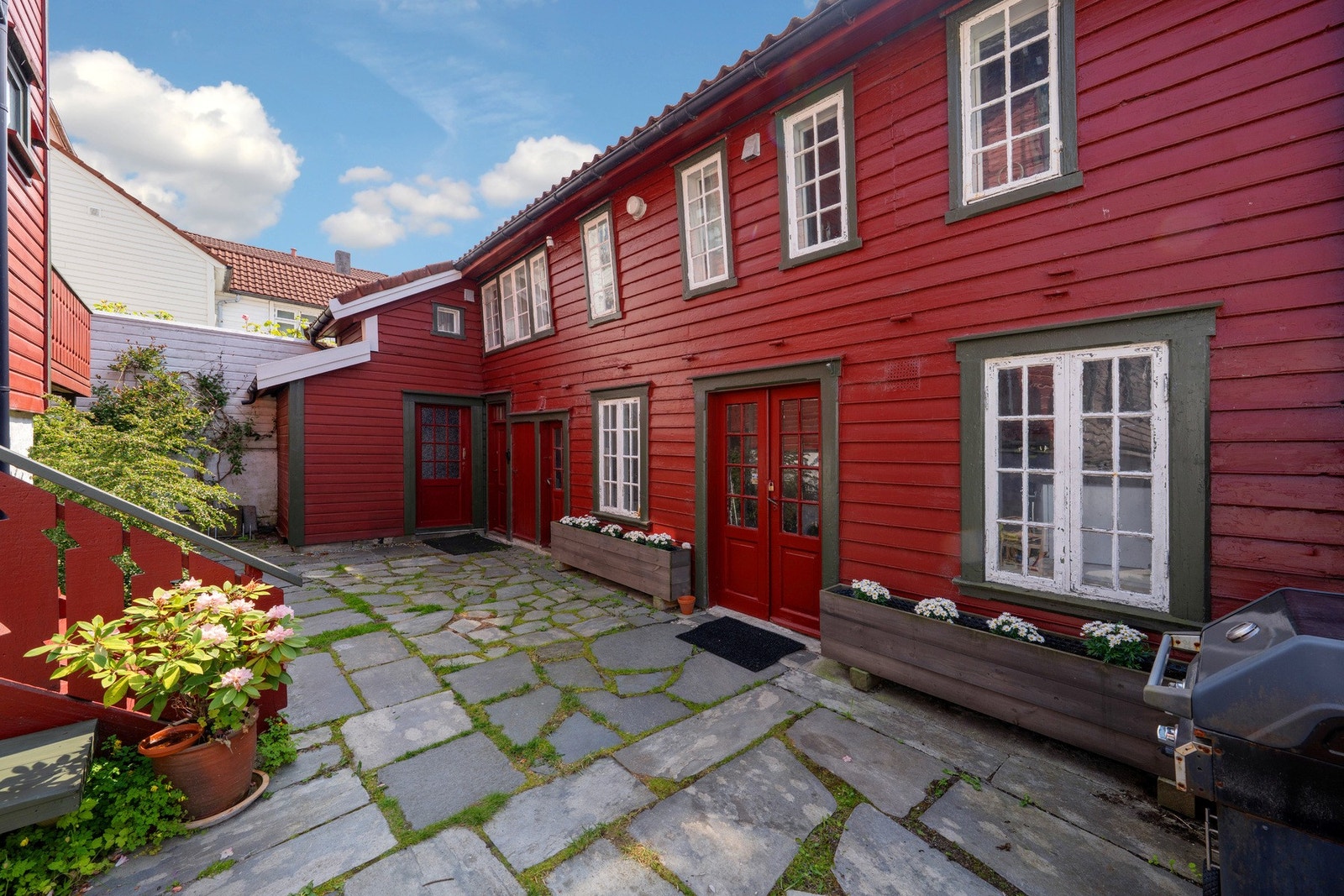 Veldig trivelig bakgård - uthuset disponeres av naboseksjonen. Galleribilde