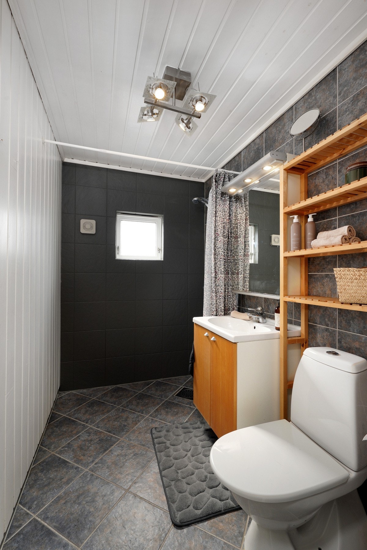 Flislagt bad i 1. etg med varmekabler. Galleribilde