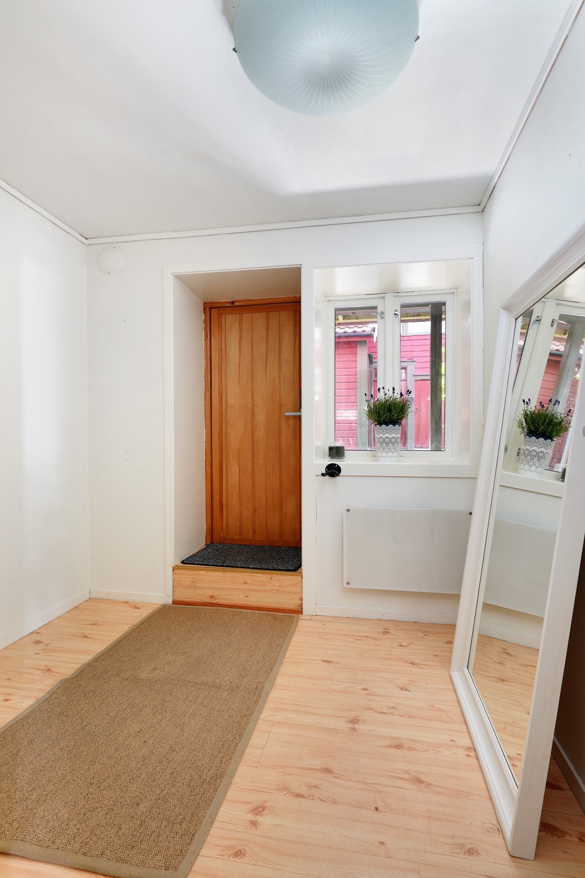 Egen inngang i kjelleren fra bakgården. Galleribilde