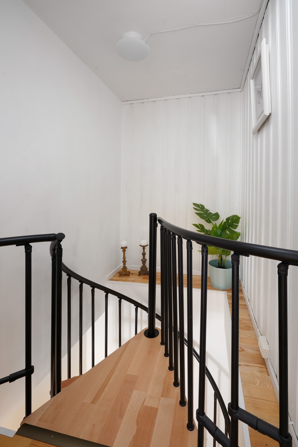 Fra 1. etg er det satt inn trapp ned til kjelleren. Galleribilde