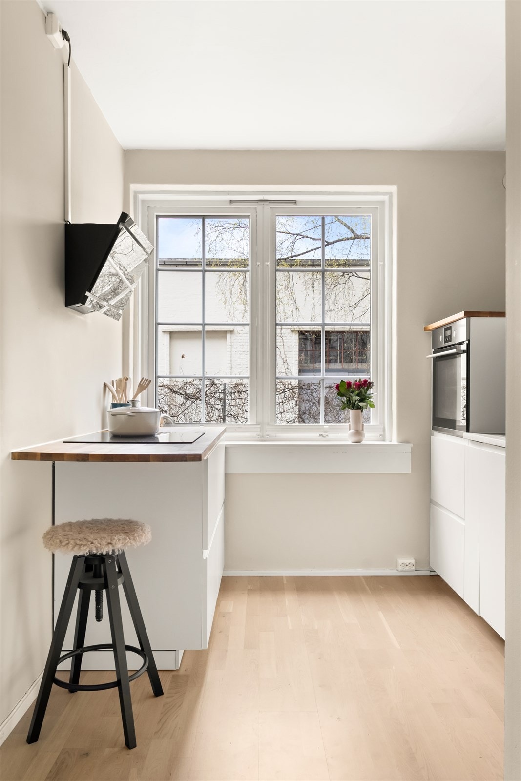 Kjøkkenet vender ut mot den idylliske bakgården, noe som gir deg et vakkert utsyn mens du tilbereder middagen. Galleribilde