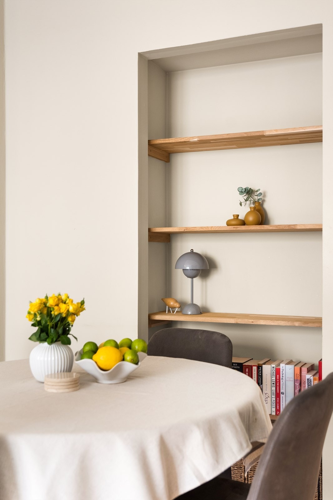 En plassbygd hylle som kombinerer funksjon og design - perfekt for bøker, dekor eller det du vil ha framme. Galleribilde