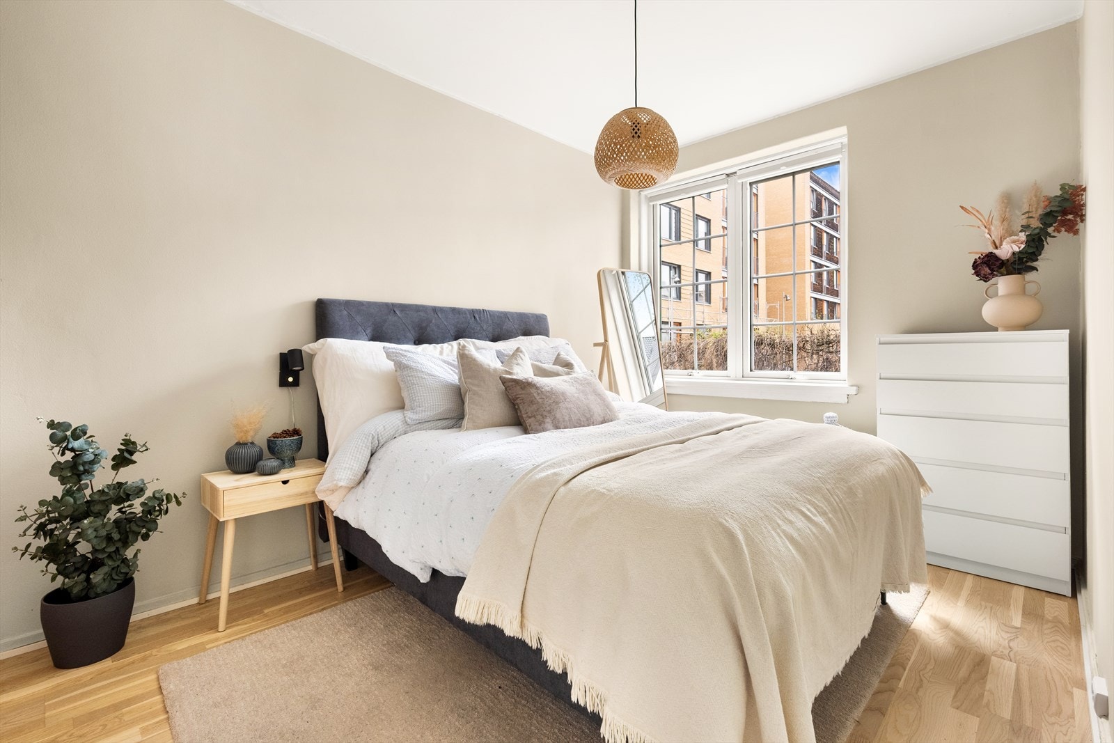 Leiligheten har et romslig soverom med plass til dobbeltseng og stor garderobe. Galleribilde