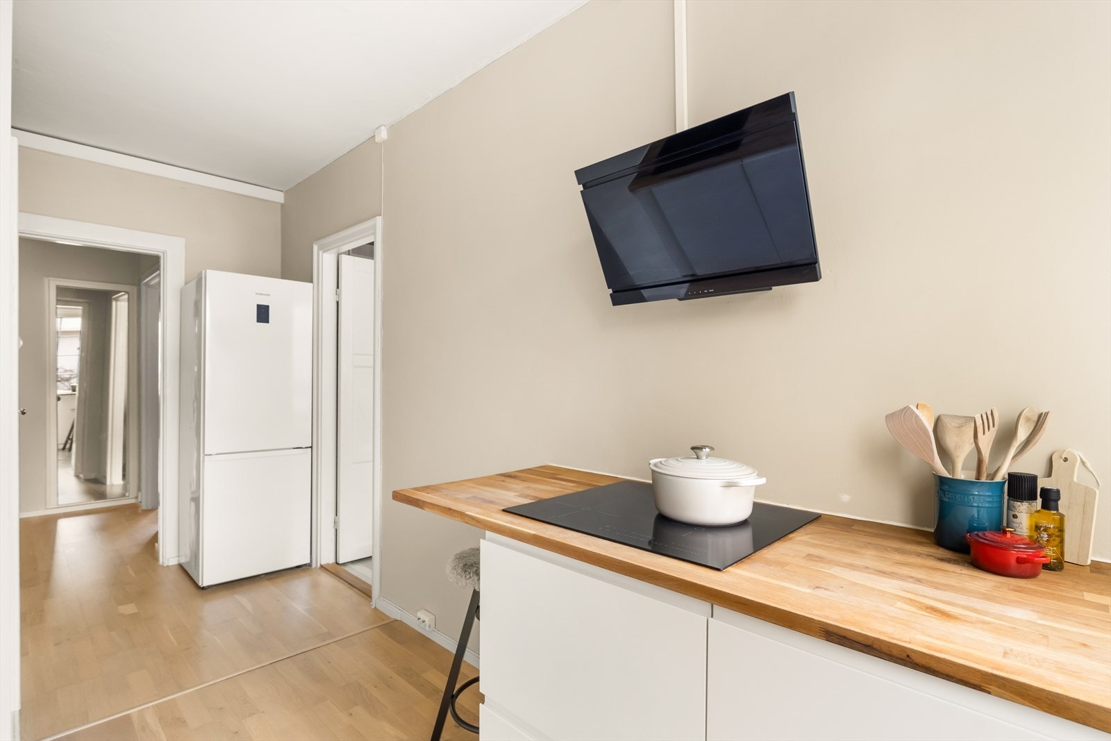 Kjøkkeninnredning er av glatte fronter, heltre benkeplate, oppvaskkum og ventilator. Galleribilde