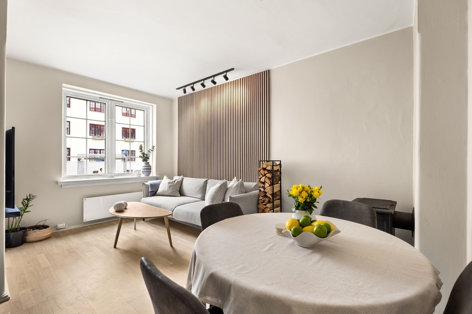 Velkommen til Bergensgata 13A - En lys og pen 2-roms hvor det moderne kombineres med klassiske detaljer! Galleribilde