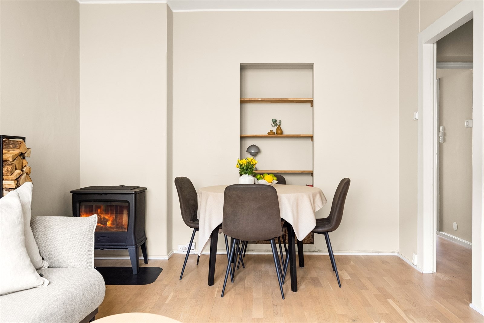 Stuen er romslig og har i tillegg plass til et spisebord. Galleribilde