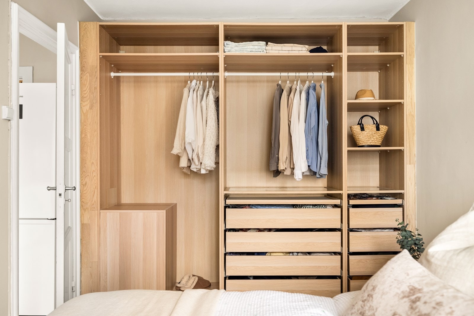 Stor garderobeløsning med god oppbevaringsplass. Galleribilde