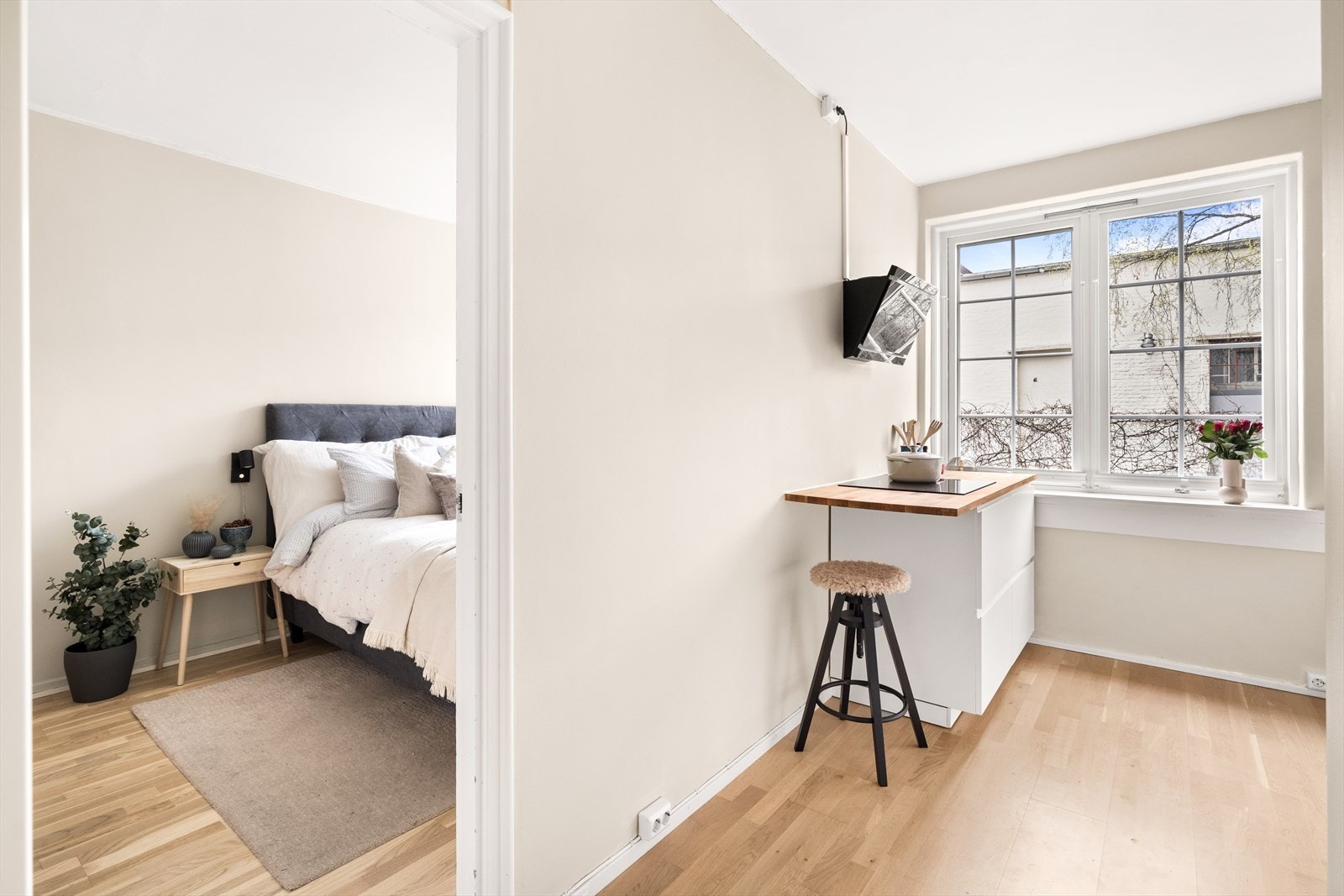 Fra kjøkkenet har du adkomst til leilighetens soverom. Galleribilde