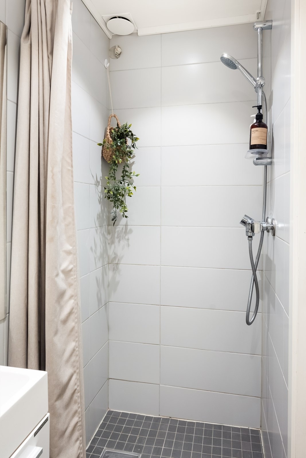 Aksjelaget har et eget vaskerom med plass til egen- privat vaskemaskin i kjeller. Galleribilde