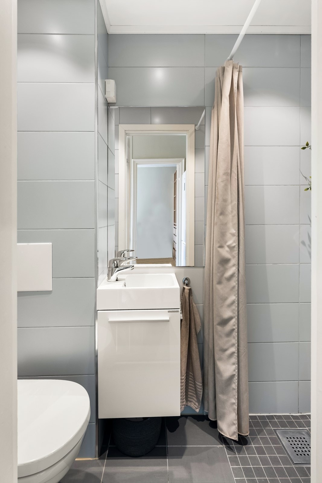 Baderommet i leiligheten er moderne og har varmekabler på gulvet, som sørger for ekstra komfort i hverdagen. Galleribilde