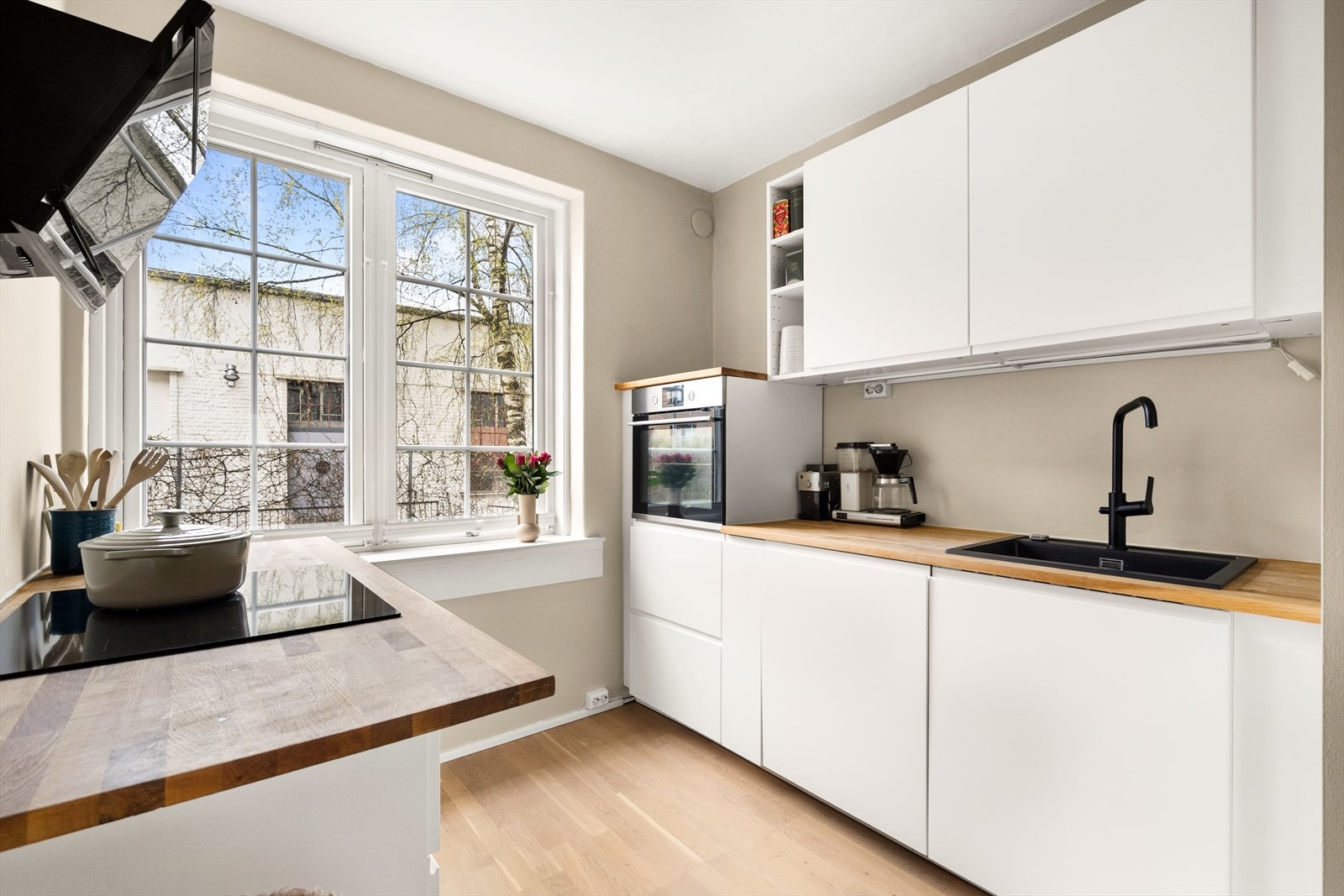 Leiligheten har et separat kjøkken fra 2016 og byr på god skap- og benkeplass. Galleribilde