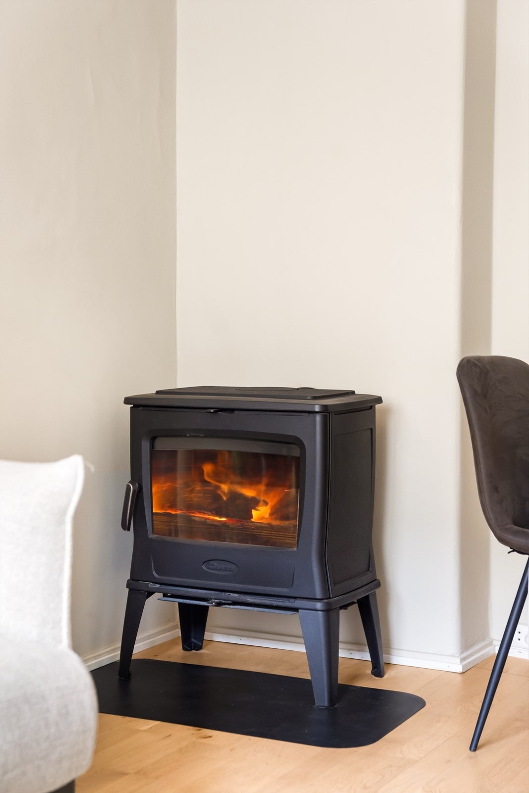 Peisen i hjørnet setter også et ekstra preg på leiligheten både som varmekilde og hygge. Galleribilde