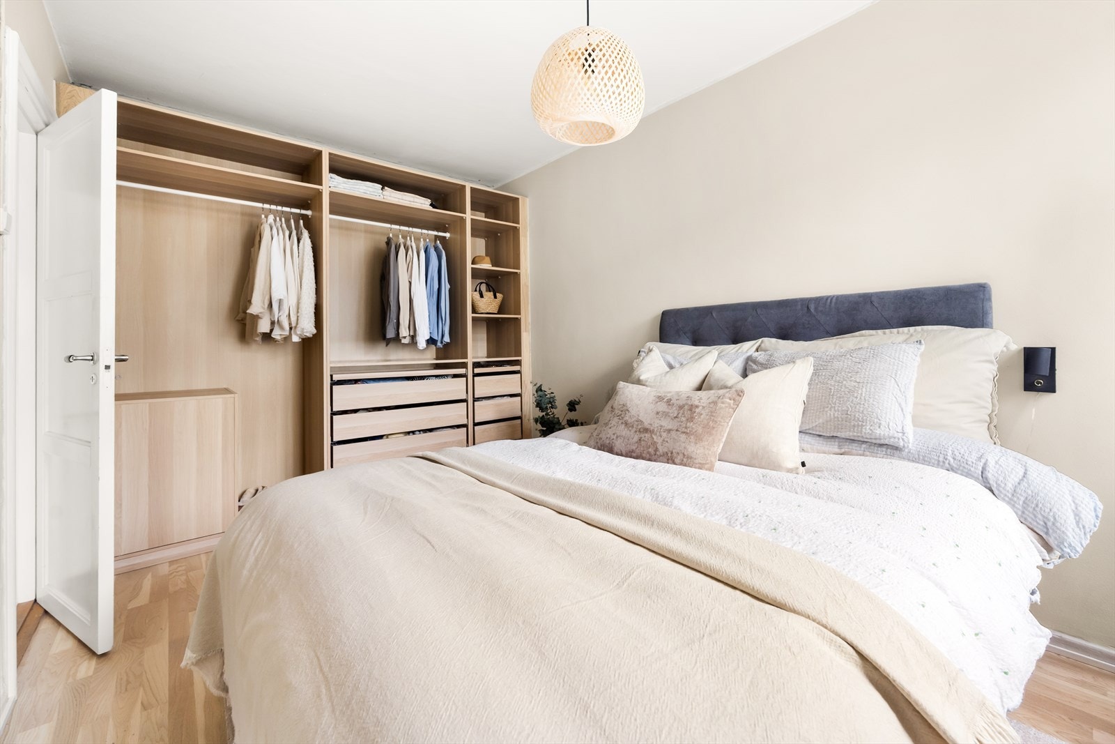 Med generøs takhøyde får soverommet et lyst og luftig uttrykk - her er det rom for ro. Galleribilde