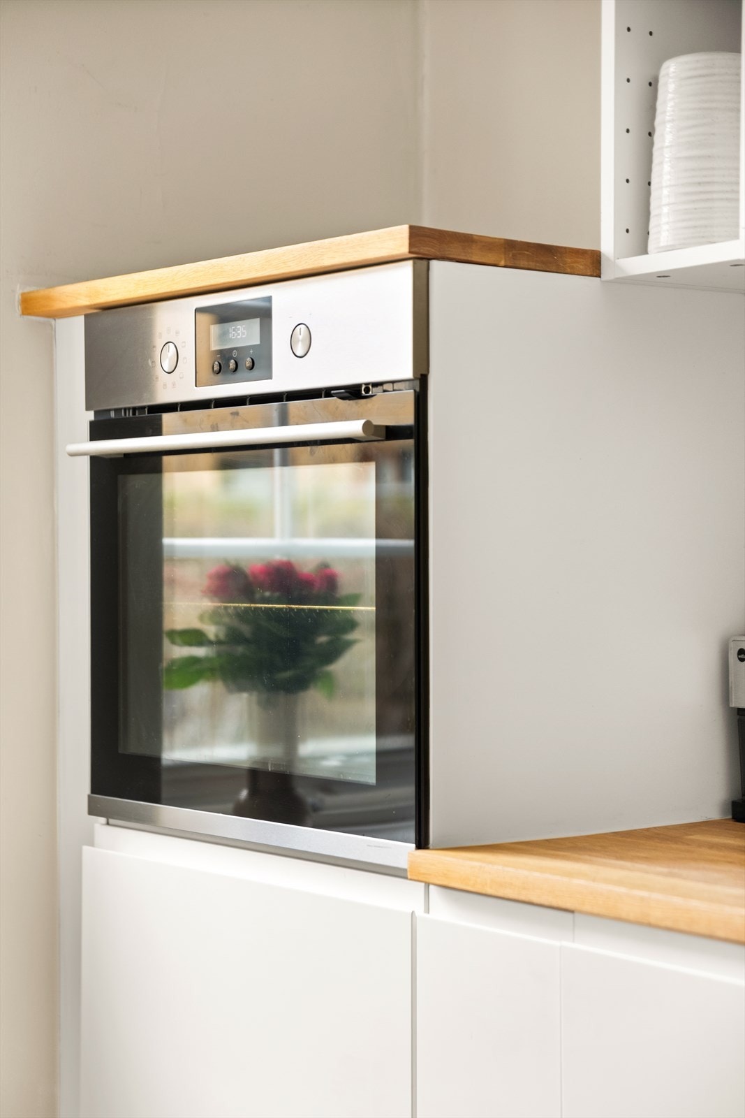 Integrerte hvitevarer med induksjontopp, stekeovn, kjøl/frys og oppvaskmaskin. Galleribilde