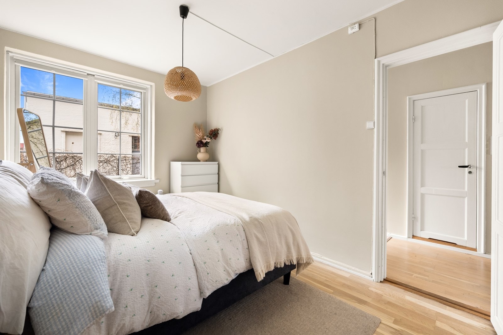 Soverommet vender ut mot rolig bakgård slik at du sover godt hver natt. Galleribilde