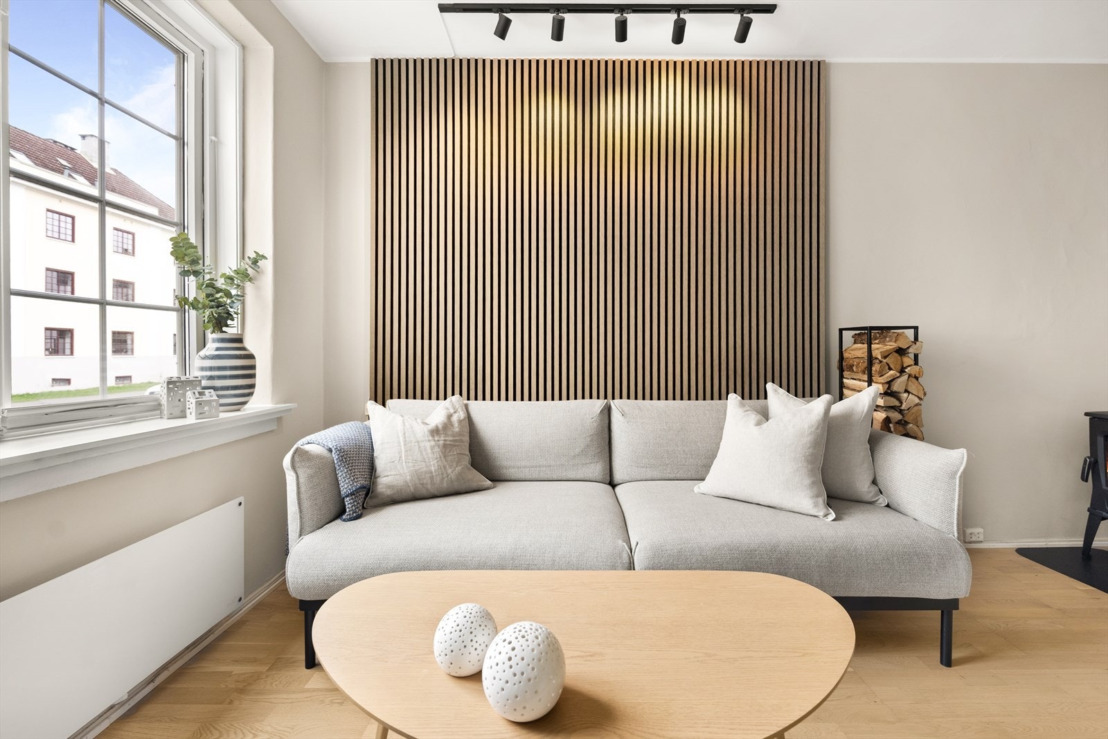 Boligen har en lys og luftig stue med en god atmosfære. Galleribilde