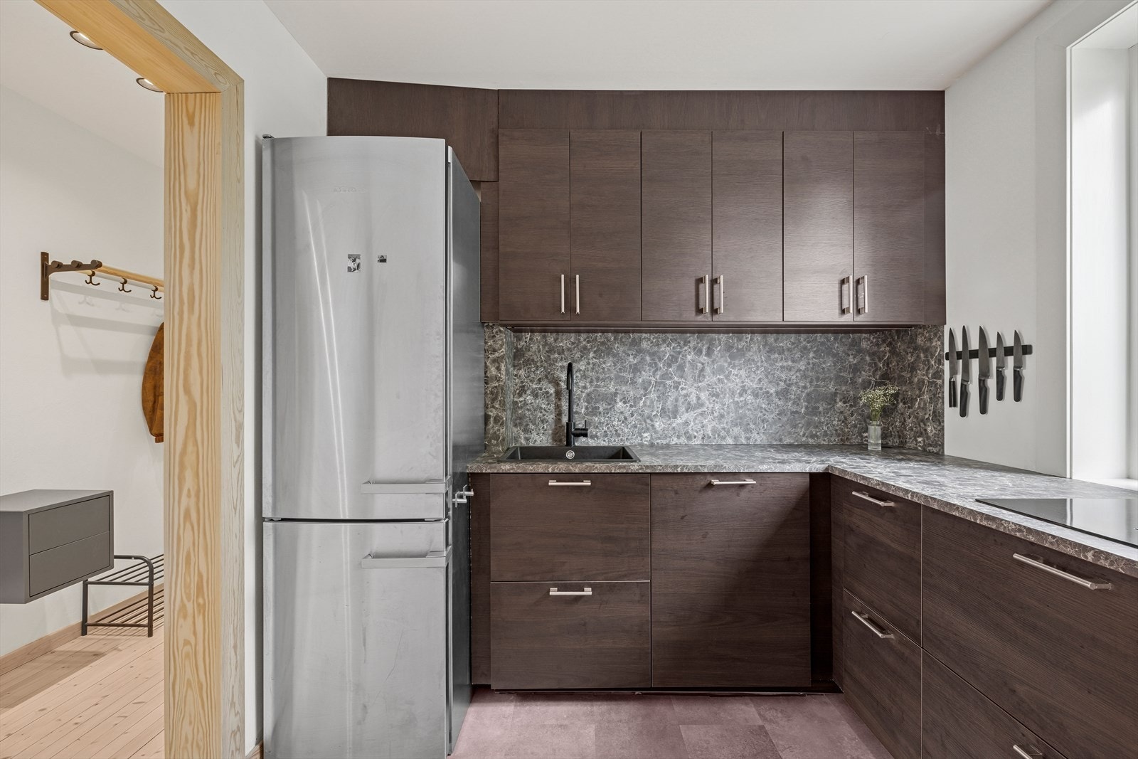 Det ble oppgradert i 2024 med et lekkert IKEA innredning, glatte, folierte fronter, laminat benkeplate og belysning under overskap. Galleribilde