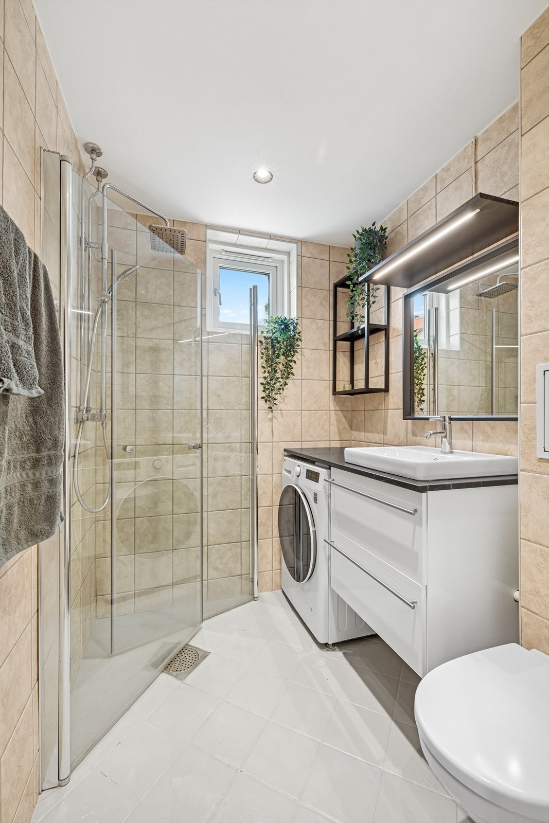 Baderommet ble rehabilitert i regi av borettslaget i 2004 og fremstår som lyst og romslig med flislagte overflater. Galleribilde