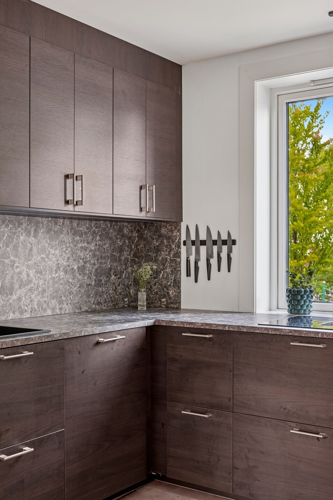 Kjøkkenet har godt med skapplass og er utstyrt med integrert platetopp, stekeovn og oppvaskmaskin - alt du trenger for en effektiv og hyggelig matlagingsopplevelse. Galleribilde