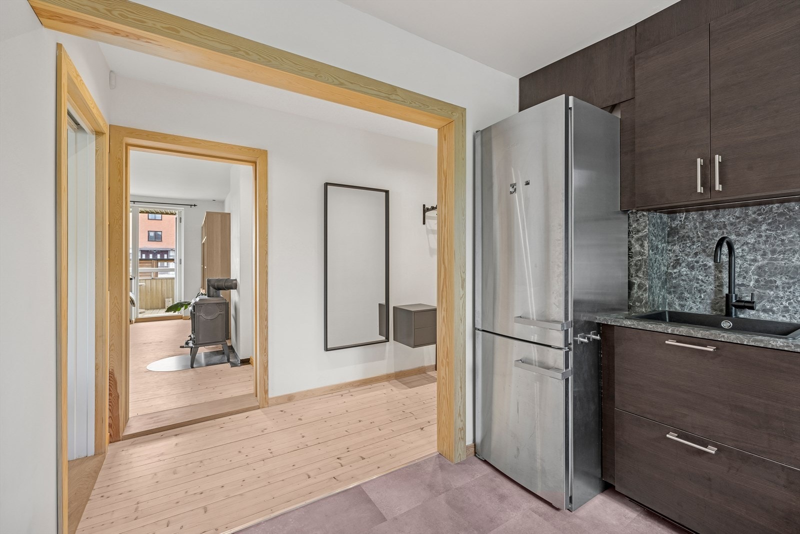 Gulvet på kjøkkenet er av vinyl. Galleribilde