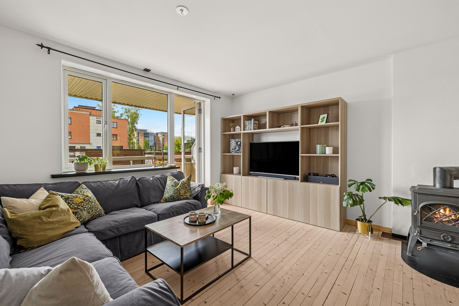 Fra stuen er det utgang til en solrik balkong på hele 8m2. Galleribilde