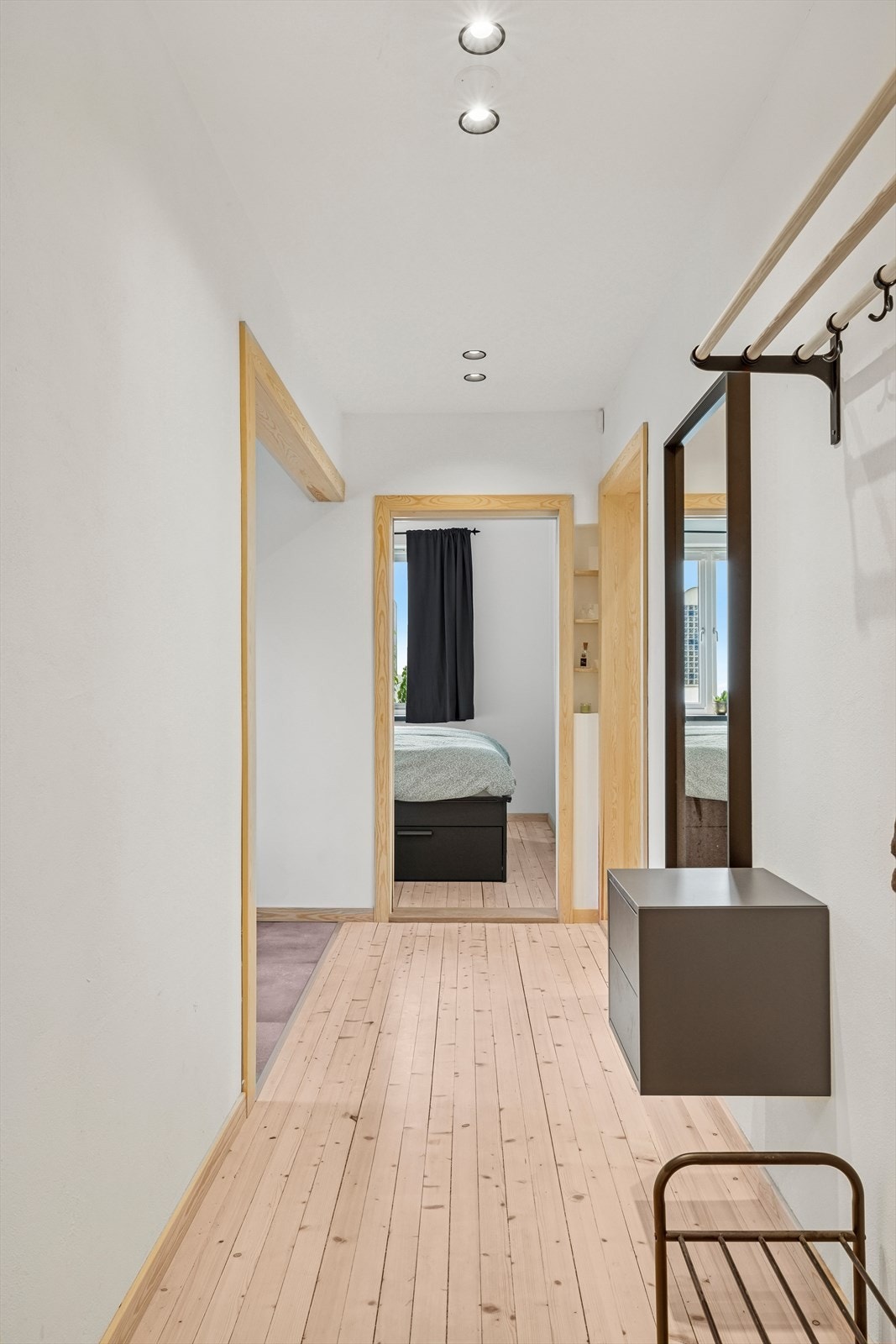 Leiligheten ligger høyt i byggets 1.etasje. Du ønskes velkommen inn i en romslig entré med god plass til oppbevaring av yttertøy og sko. Galleribilde