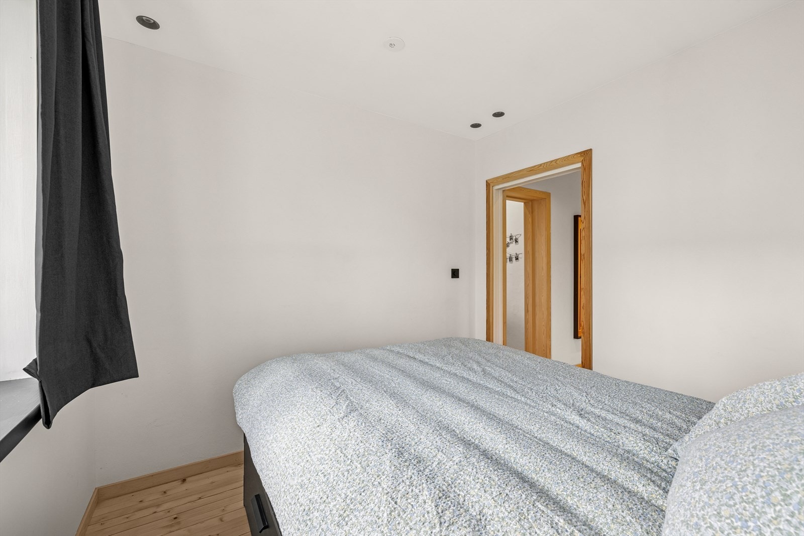 Et stort vindu sørger for rikelig lysinnslipp og bidrar til en behagelig atmosfære. Galleribilde