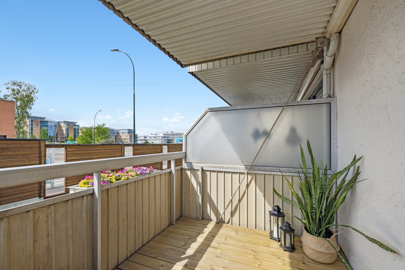 Bolkongen er vendt mot grøntareal og vanlig vei. Lyd dempende vegger som reduserer lyd. Galleribilde