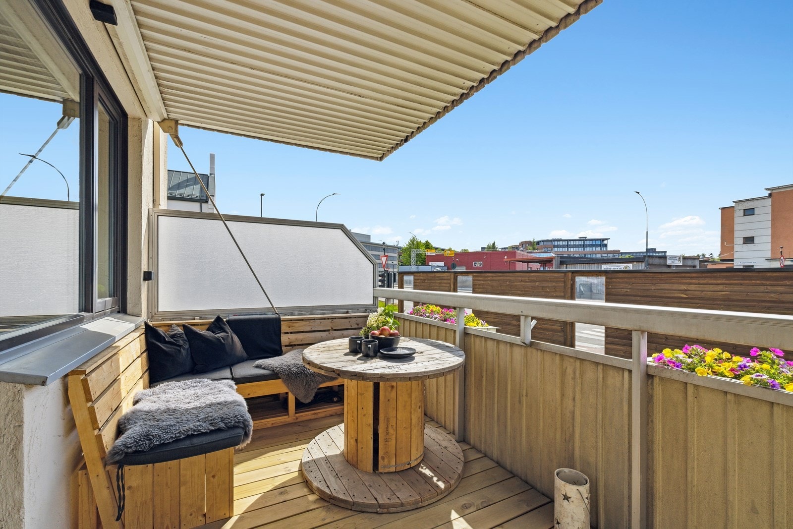 Balkongen har god plass til hyggelig sittegruppe og grill. Galleribilde