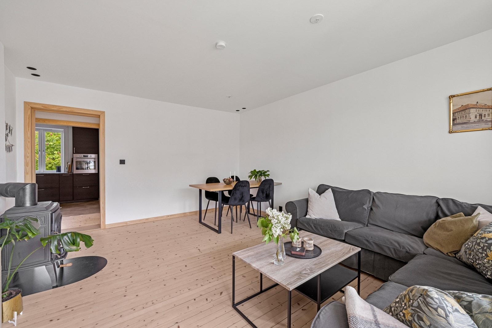 Leiligheten har orginalt tregulv og glatte malte flater. Galleribilde