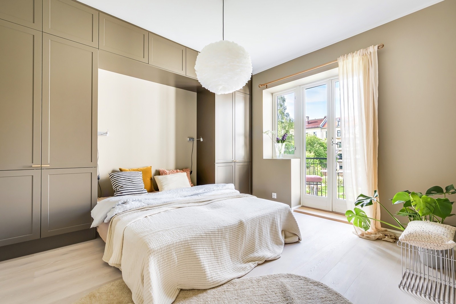 Leiligheten har et lyst og innbydende hovedsoverom. En spesialtilpasset garderobeløsning i full takhøyde gir rikelig med oppbevaringsplass og bidrar til en strømlinjeformet og elegant romfølelse. Galleribilde