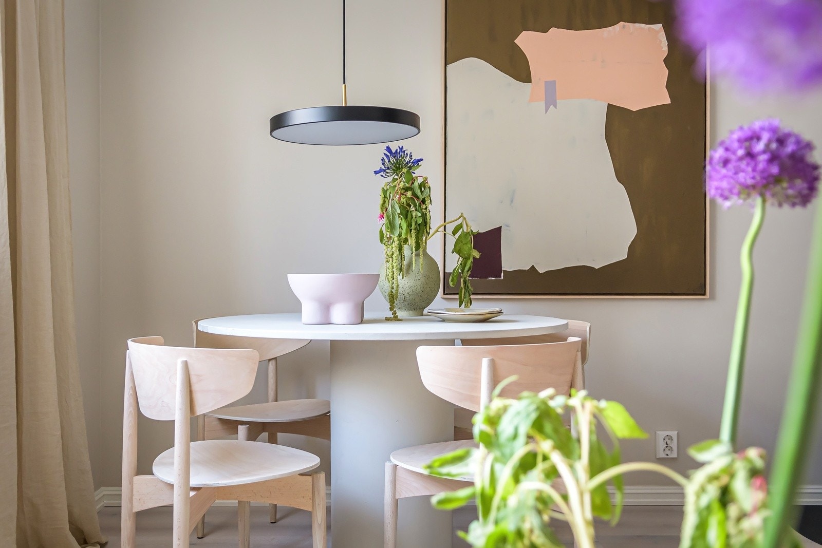 Gjennomgående for denne boligen er fine materialer, påkostede løsninger og en imponerende finish. Her kan du bare flytte rett inn! Galleribilde