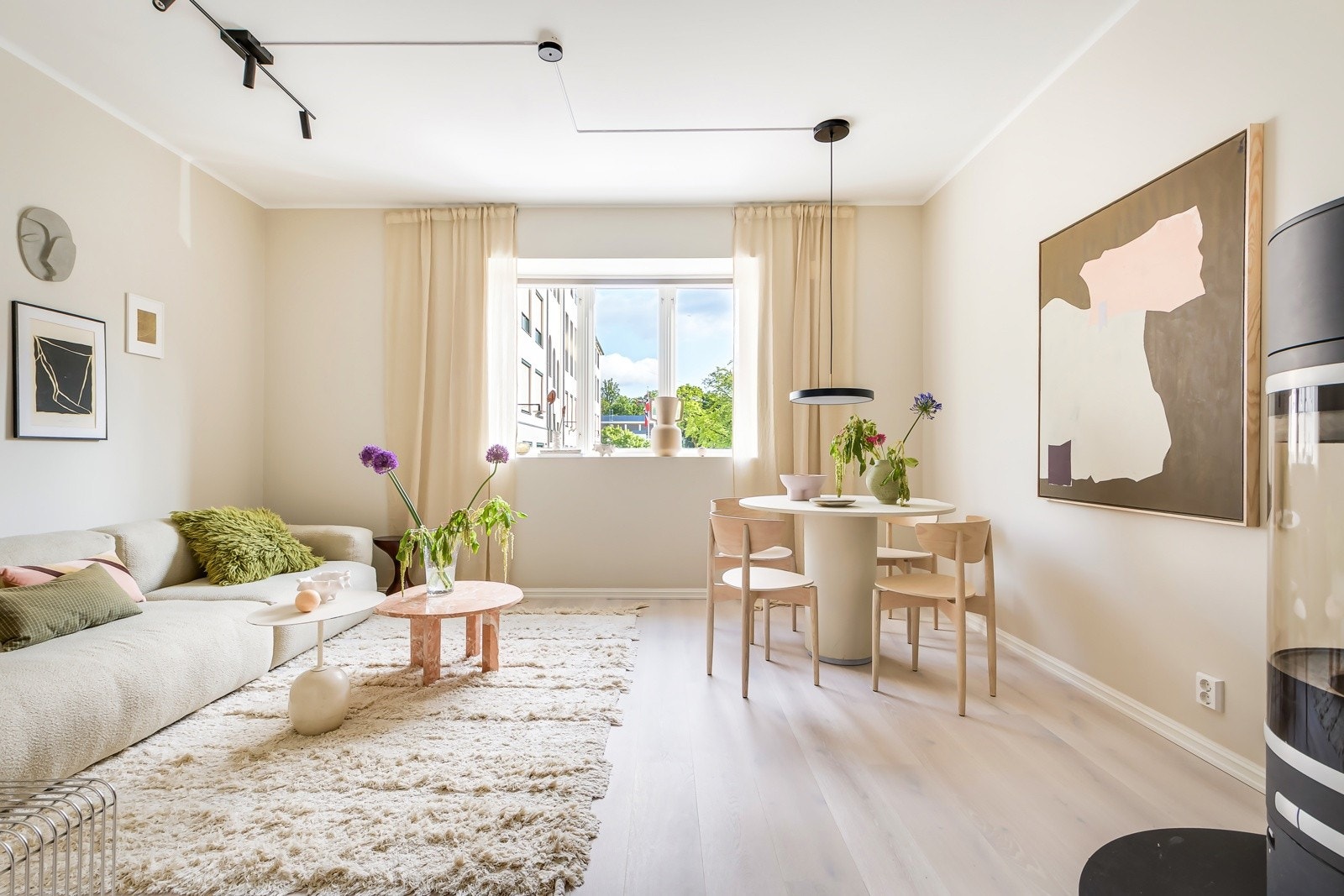Stuen er boligens naturlige samlingspunkt - et luftig og fint rom med god atmosfære. Ny enstavs eikeparkett med gulvvarme, glatte lysmalte vegger og skjult elektrisk anlegg som gir et rent og ryddig uttrykk. Galleribilde