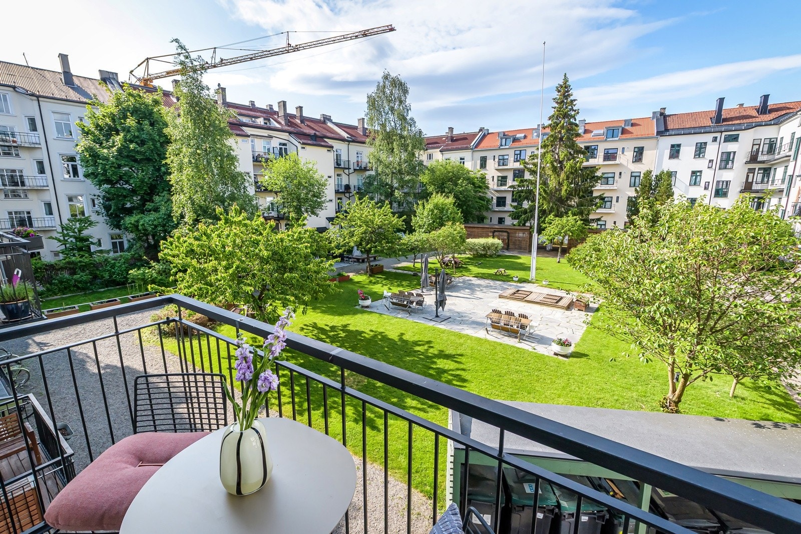 Veldig hyggelig utsyn over den parkmessige bakgården. Her nyter du solen fra tidlig morgen til kveld. Galleribilde