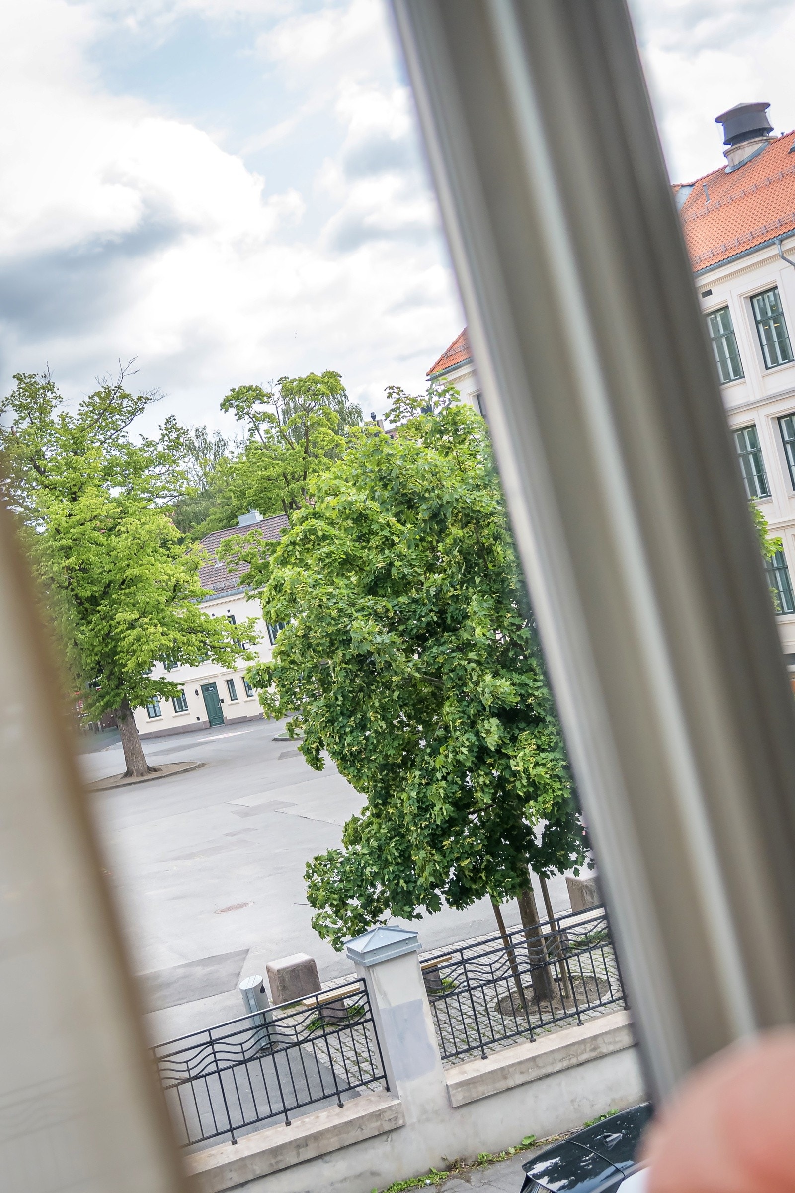 God intern beliggenhet med trafikkstille og rolig gate utenfor stuen og begge soverom mot idyllisk bakgård. Galleribilde